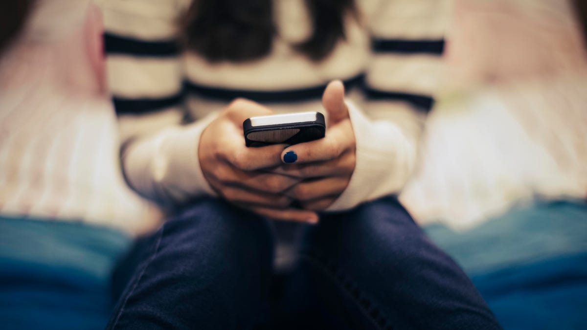 US Surgeon General releases social media health advisory for American teens and tweens